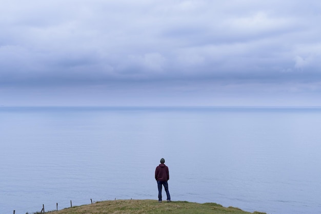 Caminante en la costa de Euskadi