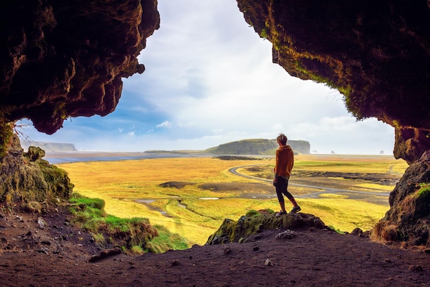 Caminante en la cueva loftsalahellir cerca del pueblo de vik en islandia