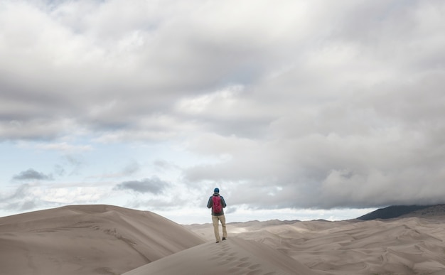 Caminante en el desierto de arena. Hora del amanecer.