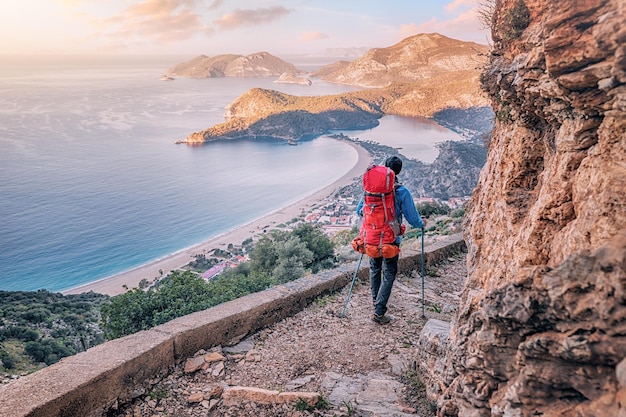 Caminante feliz con mochila de trekking en un mirador del sendero Lycian Way en Oludeniz Fethiye Viajes y aventuras en Turquía