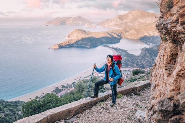 Caminante feliz con mochila de trekking en un mirador del sendero Lycian Way en Oludeniz Fethiye Viajes y aventuras en Turquía