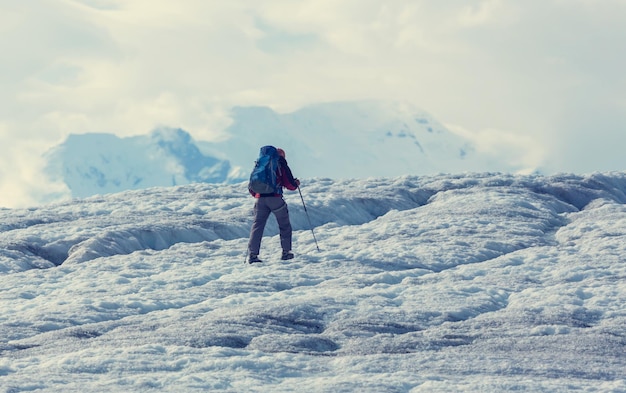 Caminante en el glaciar Kennicott, Wrangell-St. Parque Nacional Elías, Alaska