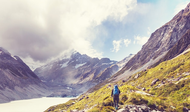 Caminante en hermosas montañas cerca de Mount Cook, Nueva Zelanda, Isla Sur