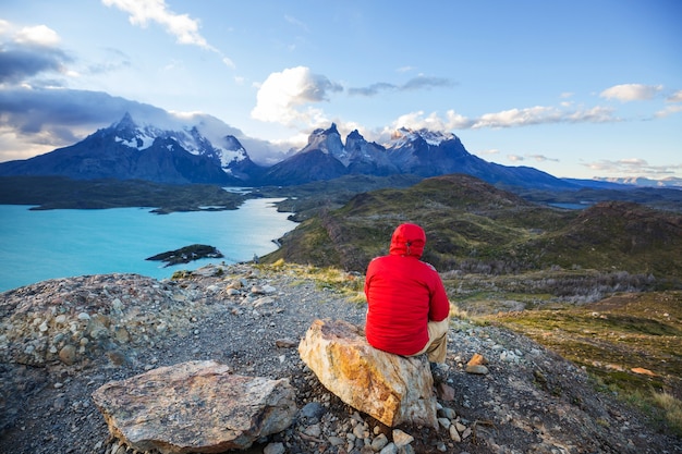 Caminante en el hermoso paisaje de montaña en el Parque Nacional Torres del Paine, Chile