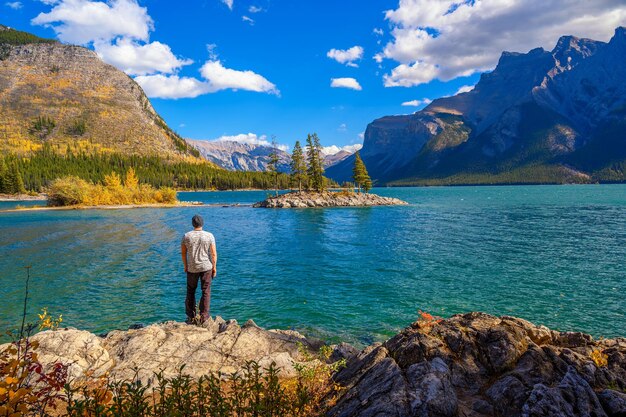 Caminante joven que se coloca en el lago Minnewanka en el parque nacional de Banff Canadá