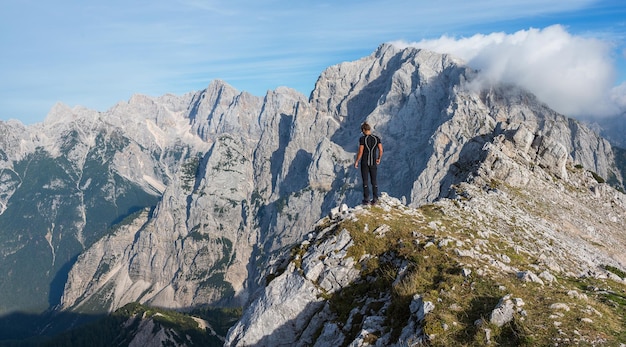 Foto caminante masculino en las montañas