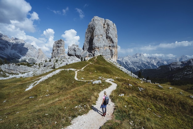 Foto caminante con mochila explora las montañas cinque torri en dolomitas italia