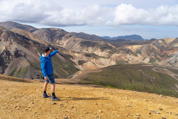 Caminante con mochila en el valle de Landmannalaugar. Islandia. Montañas coloridas en la ruta de senderismo Laugavegur