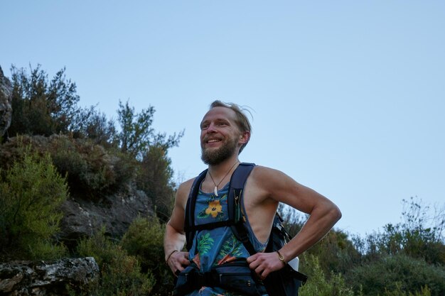 Un caminante en las montañas mediterráneas en España