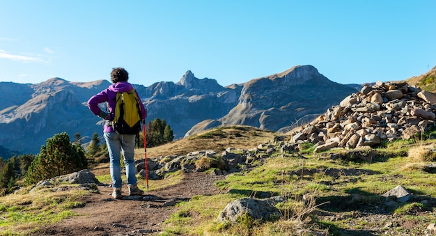 Foto caminante de la mujer que camina en las montañas de los pirineos cerca del pic ossau