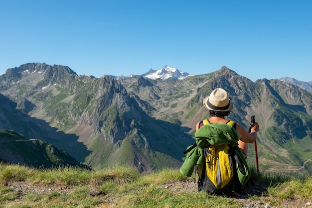 Caminante de la mujer que mira las montañas de Pyrenees