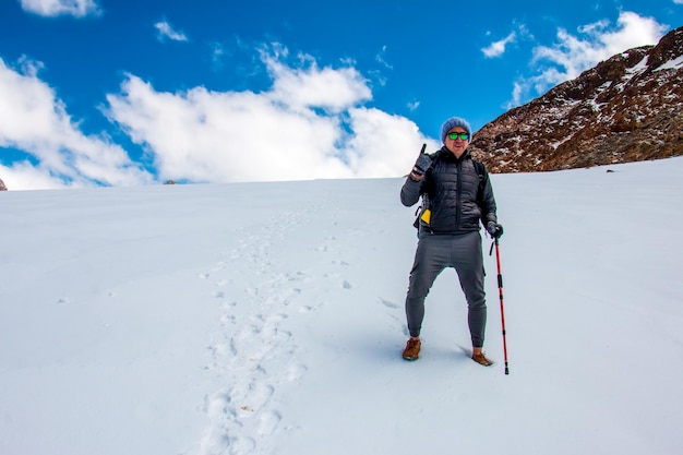 Caminante en el nevado Raura en Oyon Perú Una persona cerca de un pico nevado