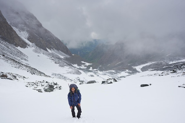 Caminante que se coloca en el camino alpino de Grossglockner