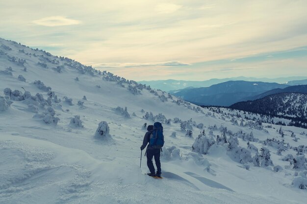 Caminante con raquetas de nieve en invierno