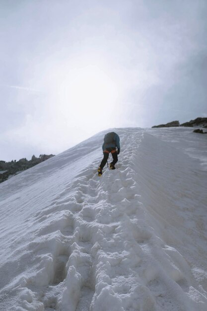 Caminante subiendo los Alpes de Chamonix en Francia