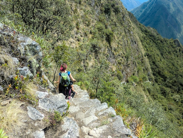 Caminante turista en el camino a las ruinas de MachuPicchu Cusco Peru