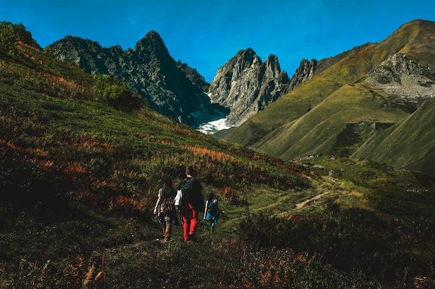 Foto caminantes en las montañas de khevsureti