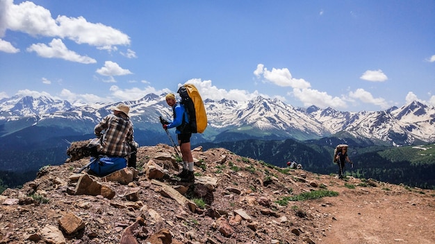 Caminantes en el pico de la montaña contra el cielo