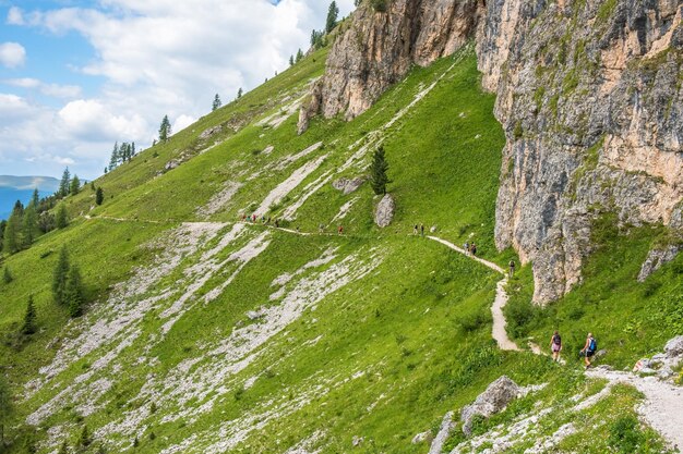 Foto caminantes en una ruta de senderismo en las montañas alpinas