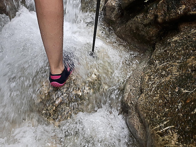 caminar en el agua con un bastón