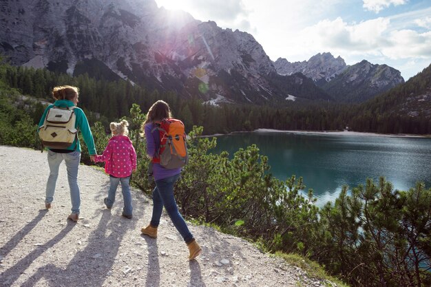 Foto caminar alrededor del lago lago braies