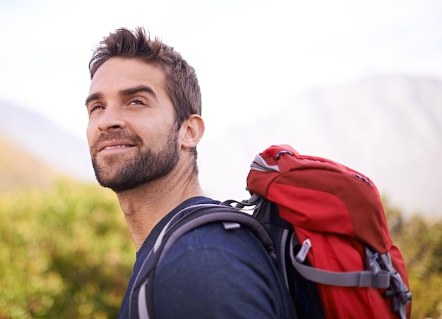 Foto caminar feliz y relajarse con el hombre en la montaña para una aventura de fitness y un viaje de viaje mochila de verano y entrenamiento con excursionistas masculinos en el camino de la naturaleza para entrenar la libertad y explorar