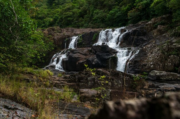 Caminar por las montañas entre colinas y cascadas en Panamá