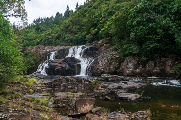 Caminar por las montañas entre colinas y cascadas en Panamá