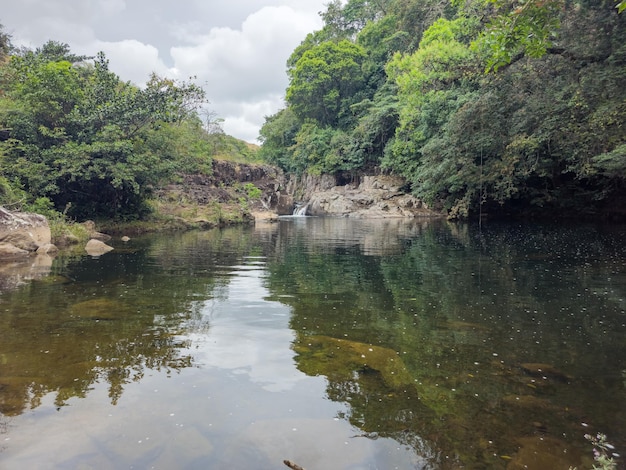 Caminar por las montañas entre colinas y cascadas en Panamá