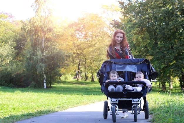 Caminar mujeres con cochecito luz del sol de verano