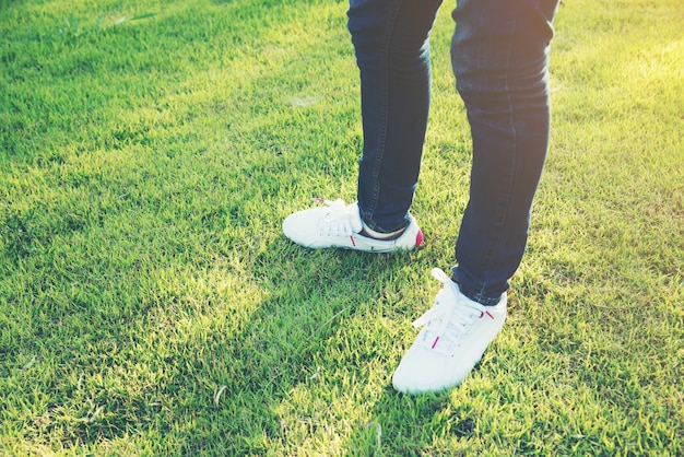 Caminar mujeres jeans y zapatos con luz solar.