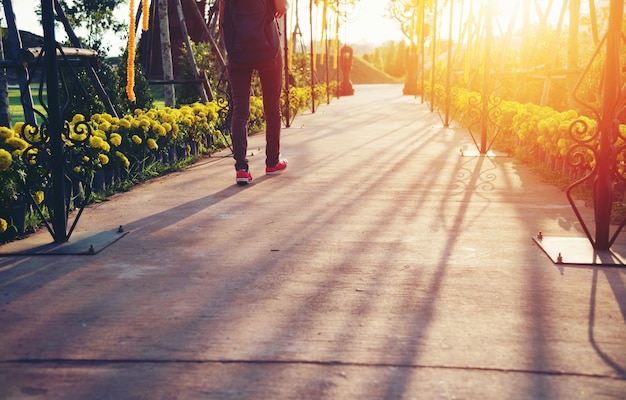 Foto caminar mujeres jeans y zapatos con luz solar.