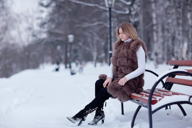 caminar en un parque de invierno niña de navidad / hermosa modelo posando en la temporada de invierno caminar parque de la ciudad