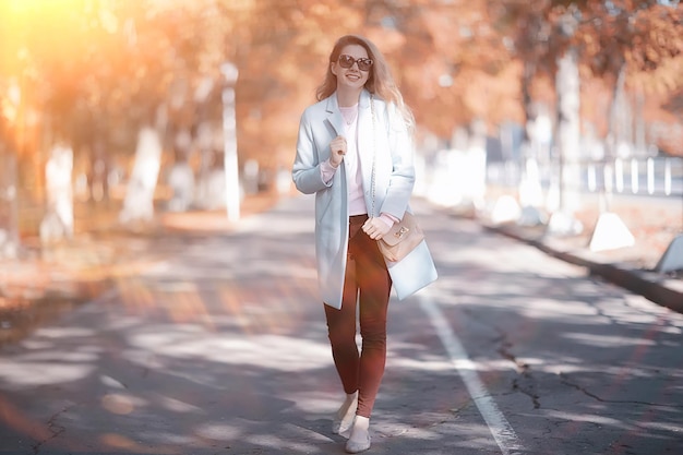 caminar en el parque de otoño / hermosa chica en el parque de otoño, modelo de felicidad femenina y diversión en árboles amarillos Octubre