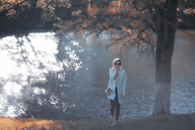 caminar en el parque de otoño / hermosa chica en el parque de otoño, modelo de felicidad femenina y diversión en árboles amarillos Octubre