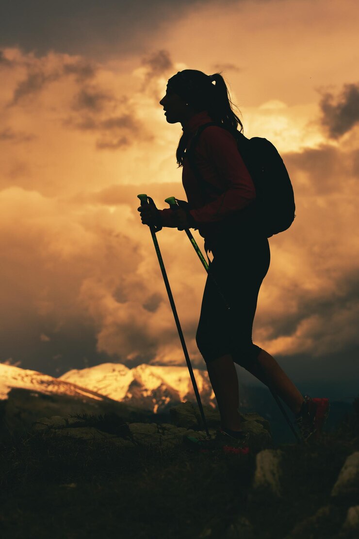 Caminar en una romería religiosa en las montañas Una mujer joven