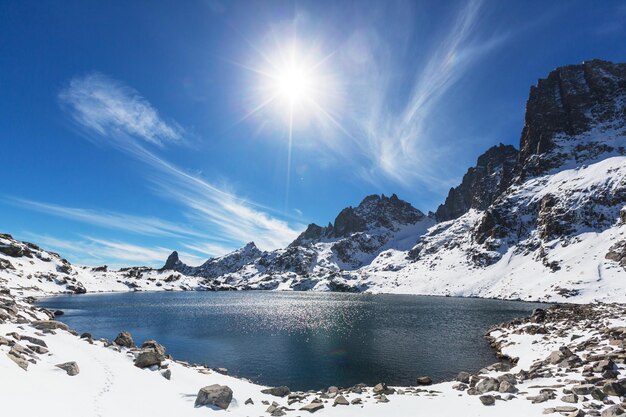 Caminata al hermoso lago Minaret, Ansel Adams Wilderness, Sierra Nevada, California, EE. UU. Temporada de otoño.