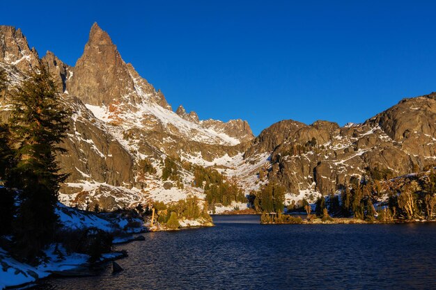 Caminata al hermoso lago Minaret, Ansel Adams Wilderness, Sierra Nevada, California, EE. UU. Temporada de otoño.