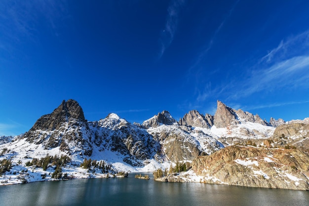 Caminata al hermoso lago Minaret, Ansel Adams Wilderness, Sierra Nevada, California, EE. UU. Temporada de otoño.