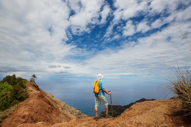 Caminata en la costa de Na Pali en Kauai icland, Hawaii