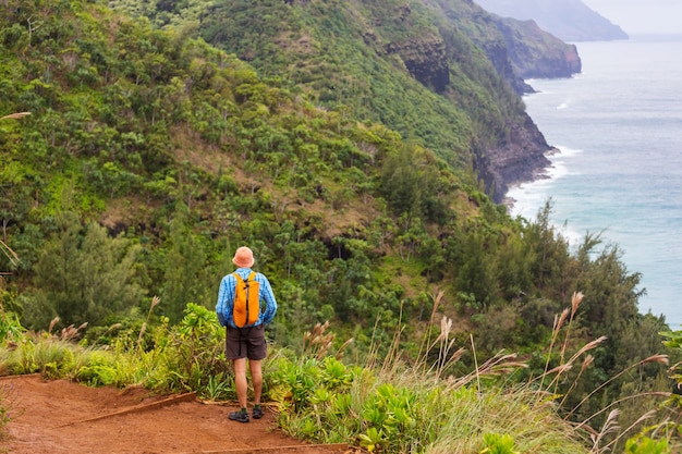 Caminata en la costa de Na Pali en Kauai icland, Hawaii