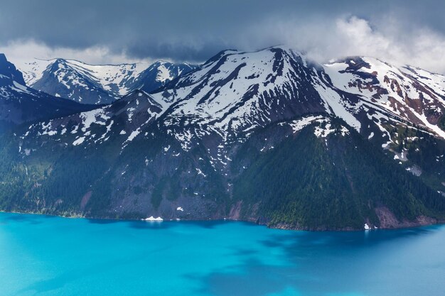 Caminata en el lago Garibaldi cerca de Whistler, BC, Canadá.