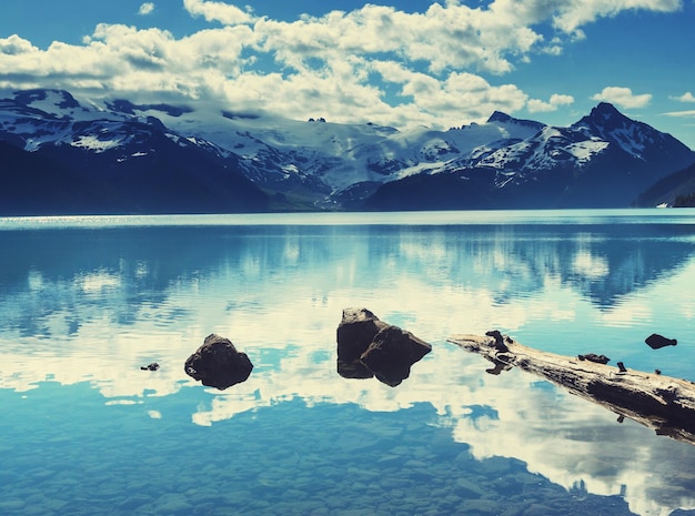 Caminata en el lago Garibaldi cerca de Whistler, BC, Canadá.