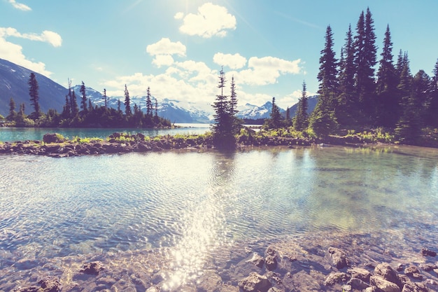 Caminata en el lago Garibaldi cerca de Whistler, BC, Canadá.