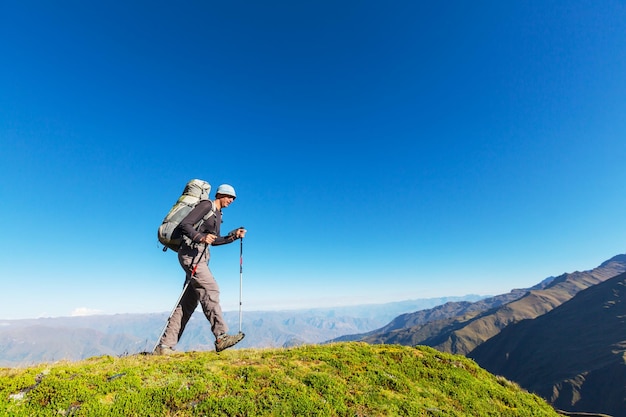 Caminata en las montañas bolivianas