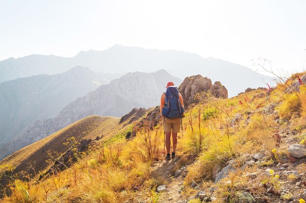 Caminata en las montañas de Chimgan, Uzbekistán.