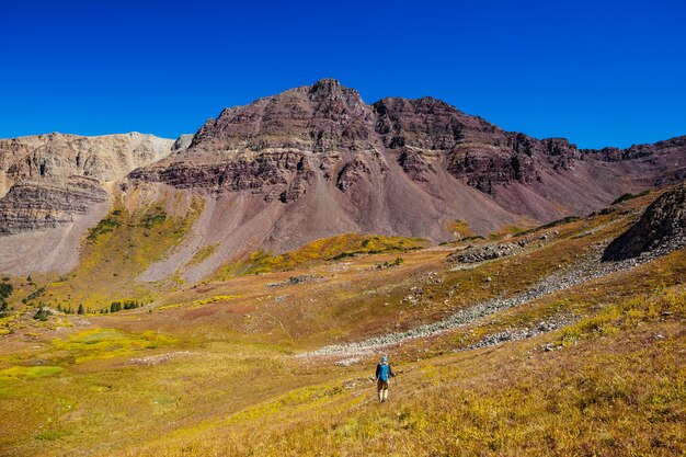 Caminata por las montañas otoñales. Tema de la temporada de otoño.