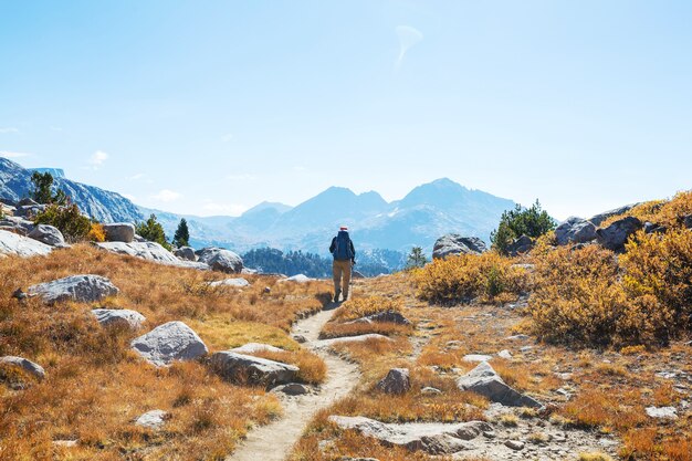 Caminata en las montañas de otoño