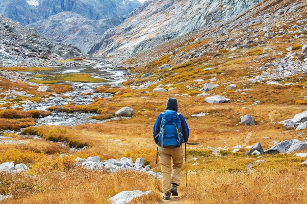 Caminata en las montañas de otoño