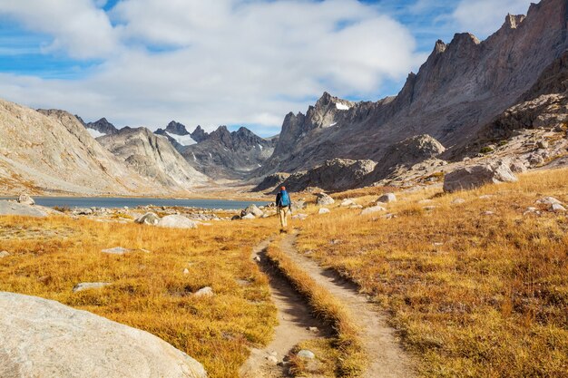 Caminata en las montañas de otoño